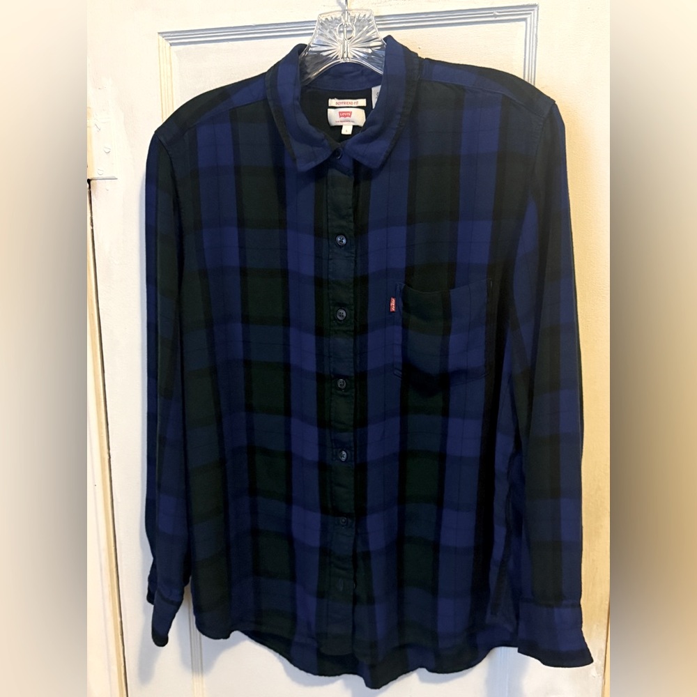 Levis Boyfriend Fit Button Up Dress Shirt. Size Large.